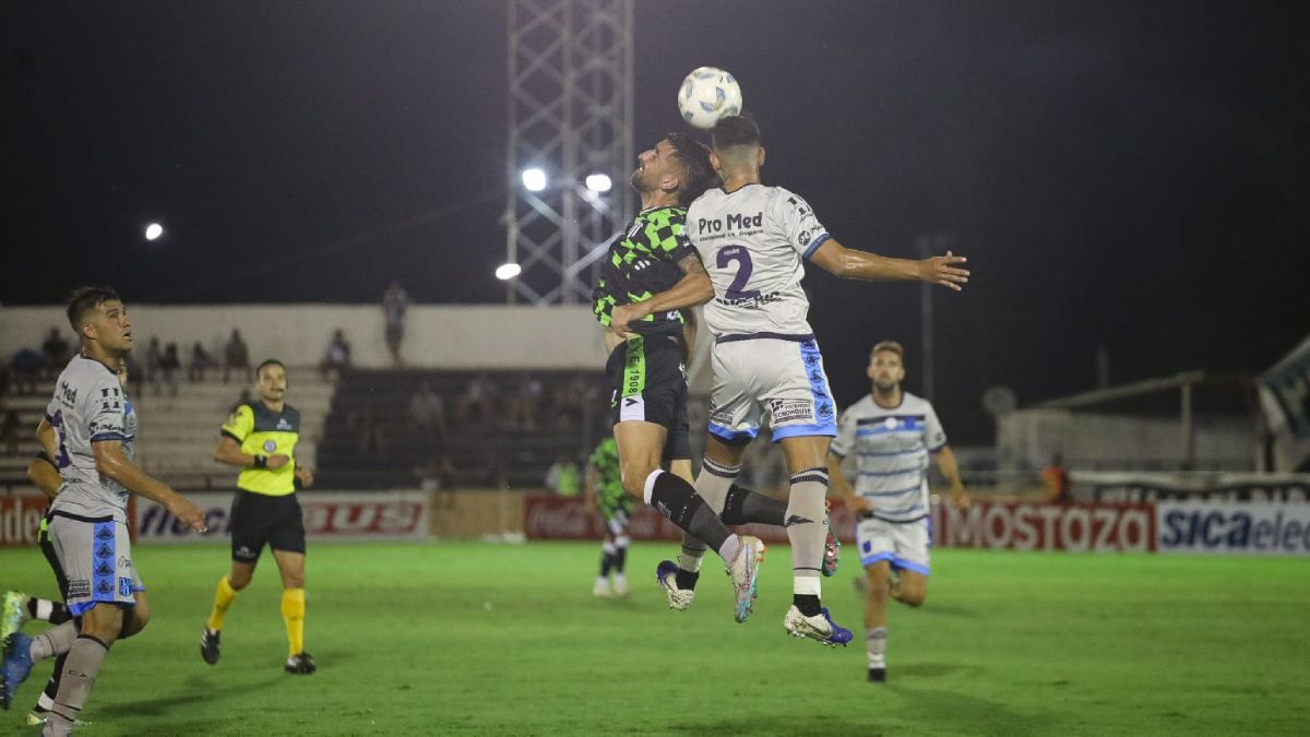 A Gimnasia y Esgrima le costó disputar el control de la pelota en el medio campo contra San Telmo. A Gimnasia y Esgrima le costó disputar el control de la pelota en el medio campo contra San Telmo.