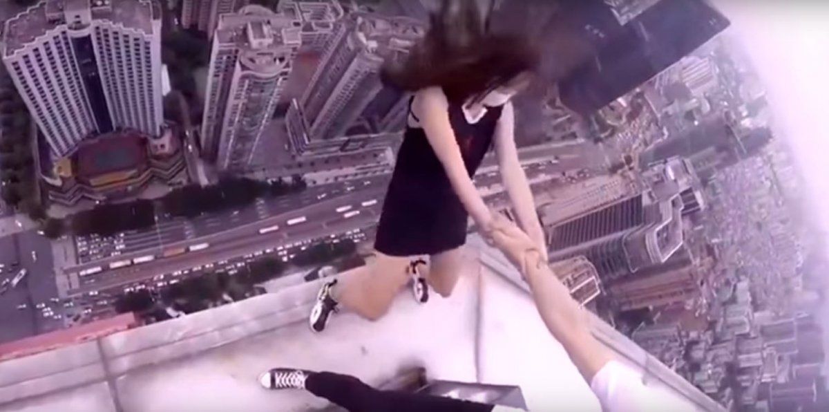 Pareja jugando en techo de edificio causó pánico en China
