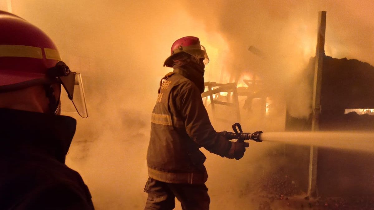 Personal de los Bomberos Voluntarios de Tunuyán trabajó en el incendio ocurrido en una finca de Cordón del Plata, Tupungato, donde murieron calcinados seis caballos de carrera.
