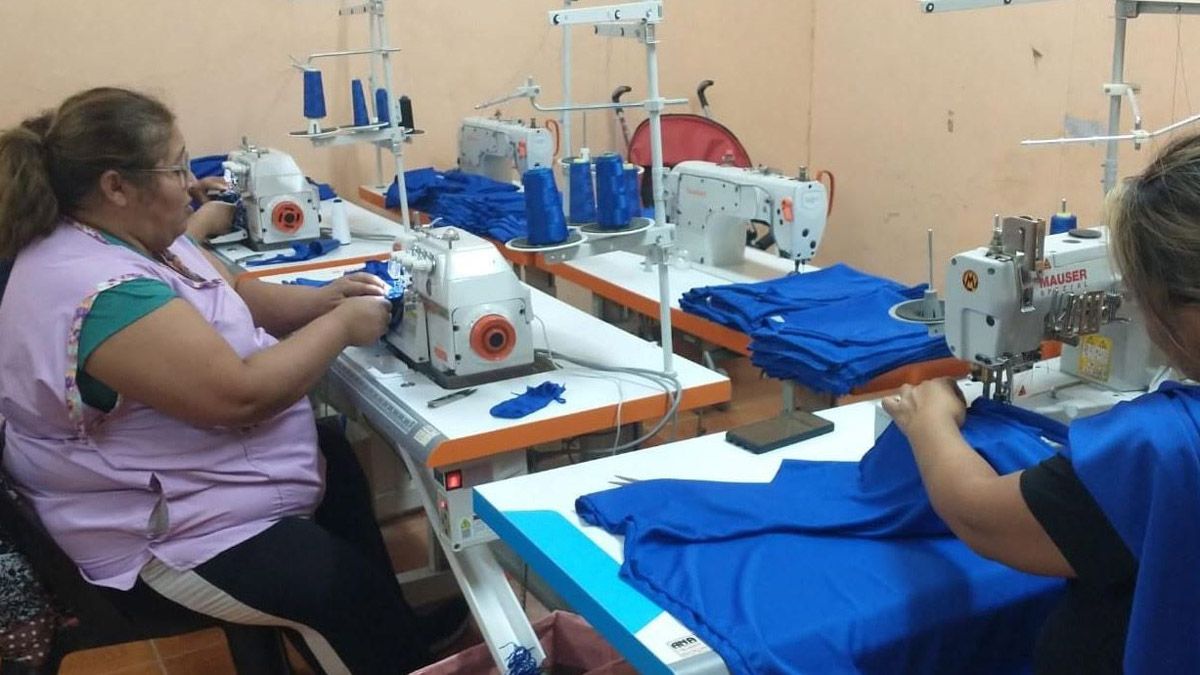 Desde Barrios de Pie hacen trabajos textiles.