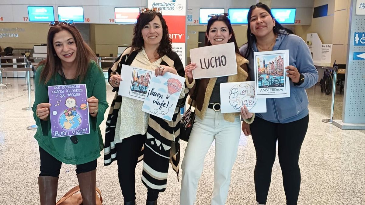 Luciano viajó a Amsterdam este domingo y sus profesoras y familiares fueron a despedirlo con carteles. Luciano viajó a Amsterdam este domingo y sus profesoras y familiares fueron a despedirlo con carteles.