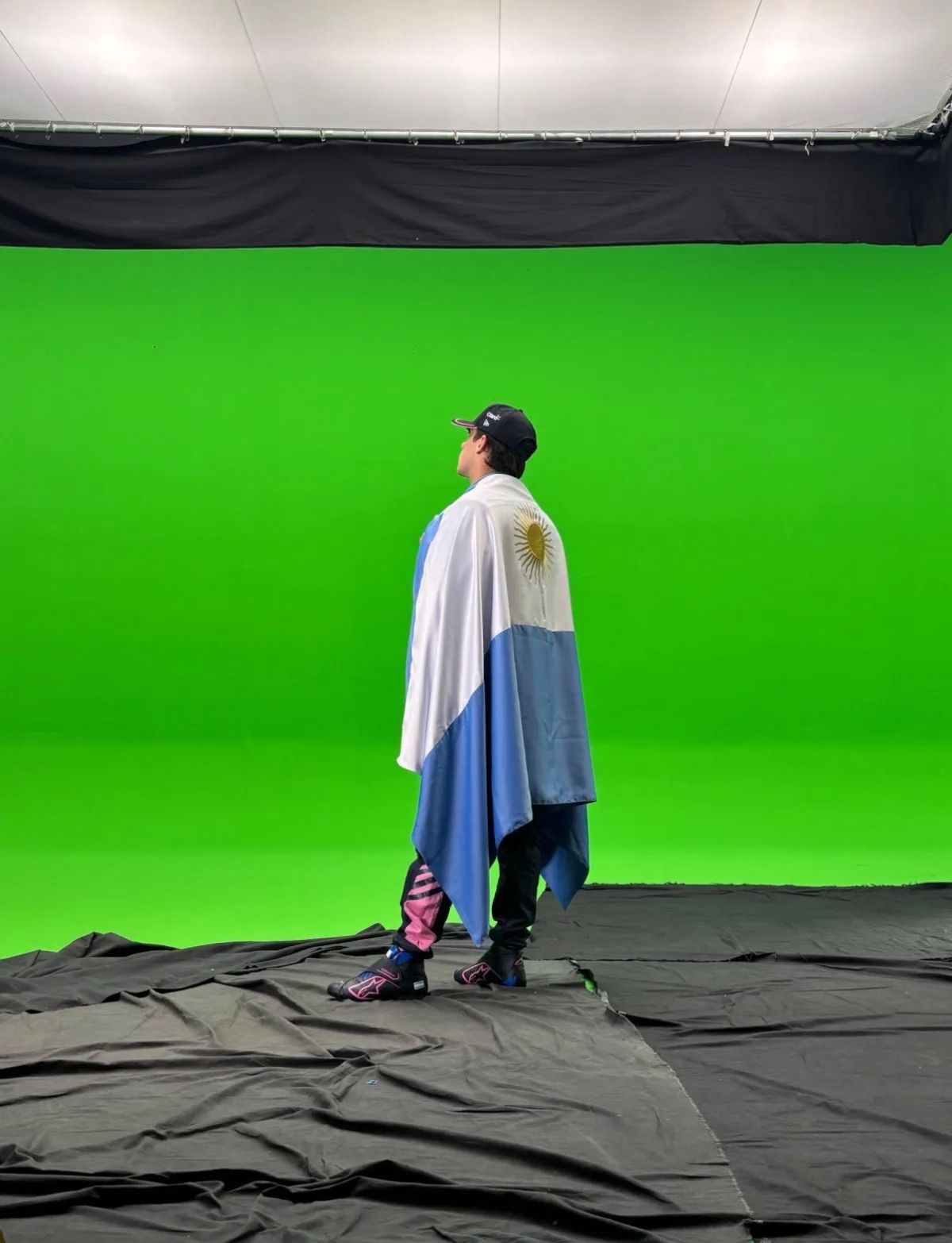 Franco Colapinto, con la bandera argentina, filmando… ¿su renovación?