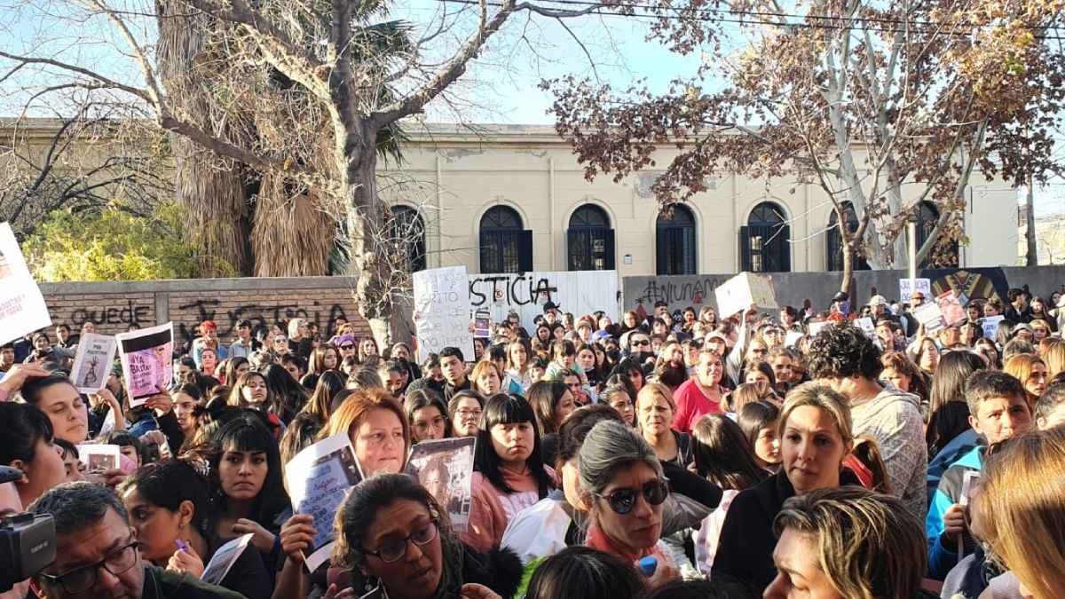 Una vez llagada a la Fiscalía, algunos manifestantes comenzaron a arrojar piedras a la entrada del edificio, e incluso impactaron en la familia de Agostina Trigo.
