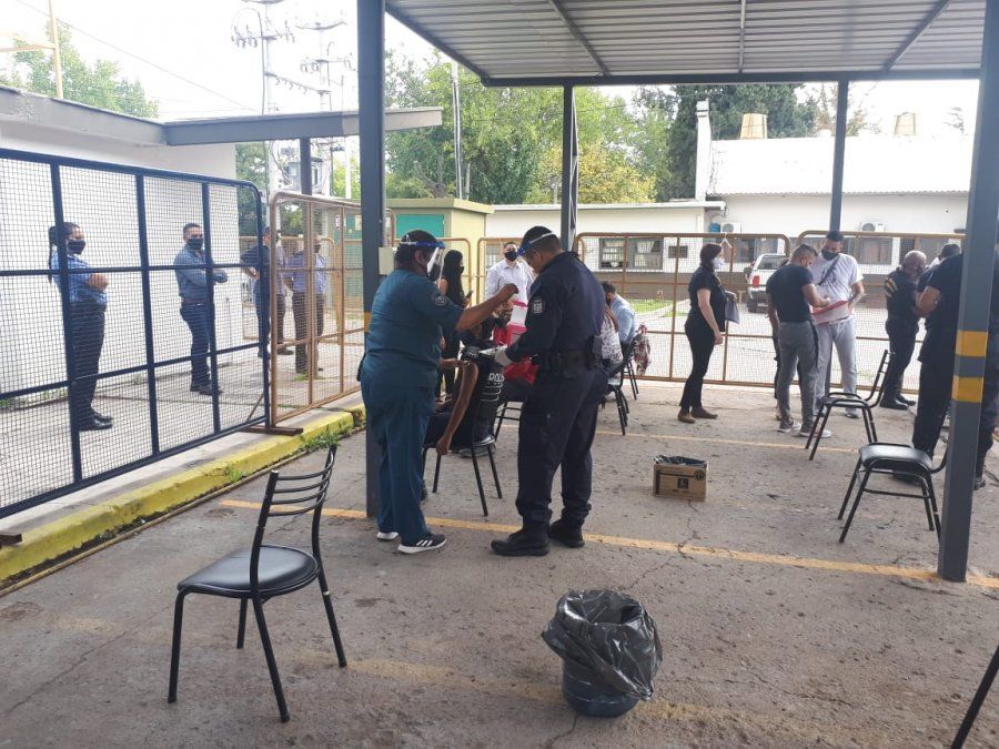 Hay malestar en la Policía porque confirmaron que no recibirán las vacunas de Covax que llegaron a Mendoza. Hasta este martes hay 216 casos de Covid en la fuerza.