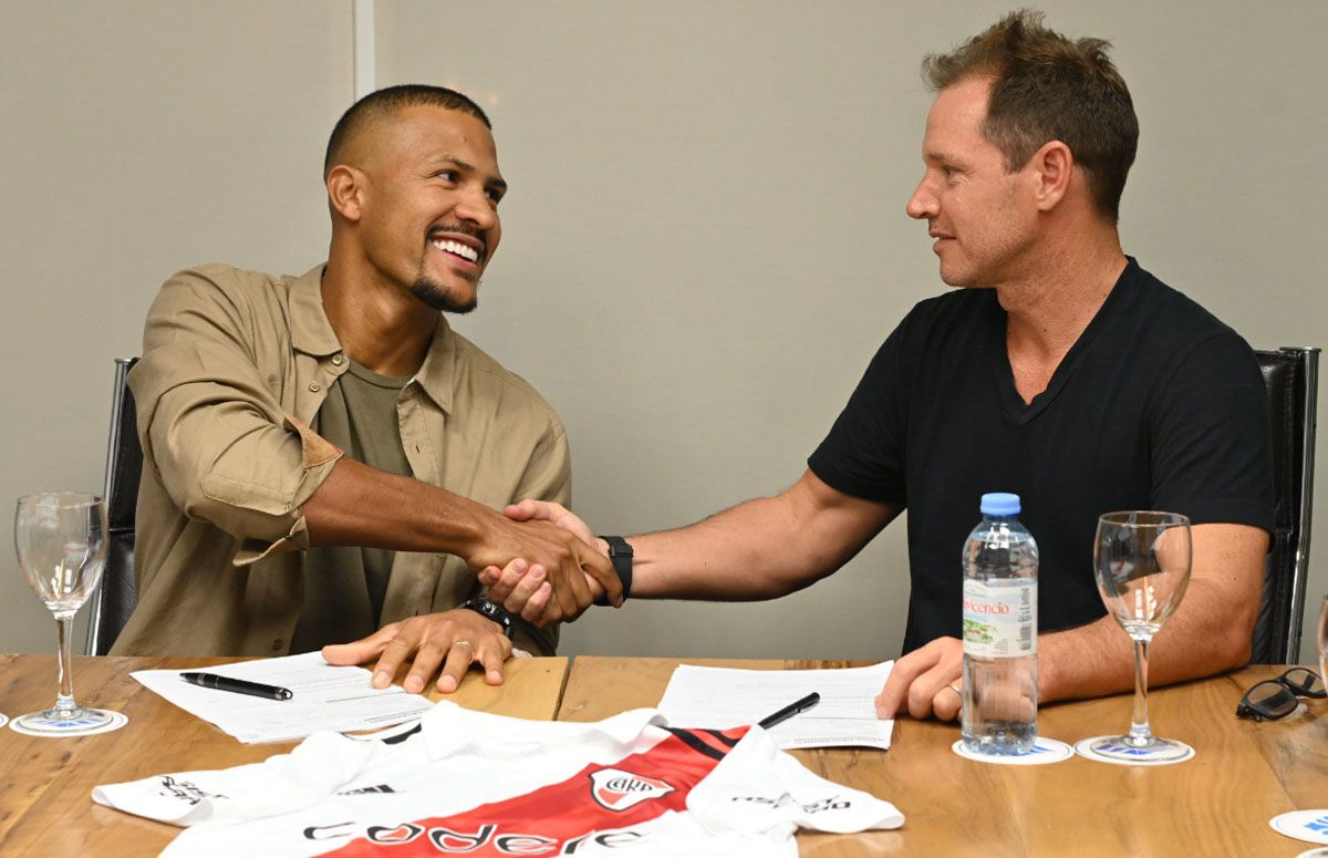 Salomón Rondón y Jorge Brito en la firma del contrato del venezolano con River