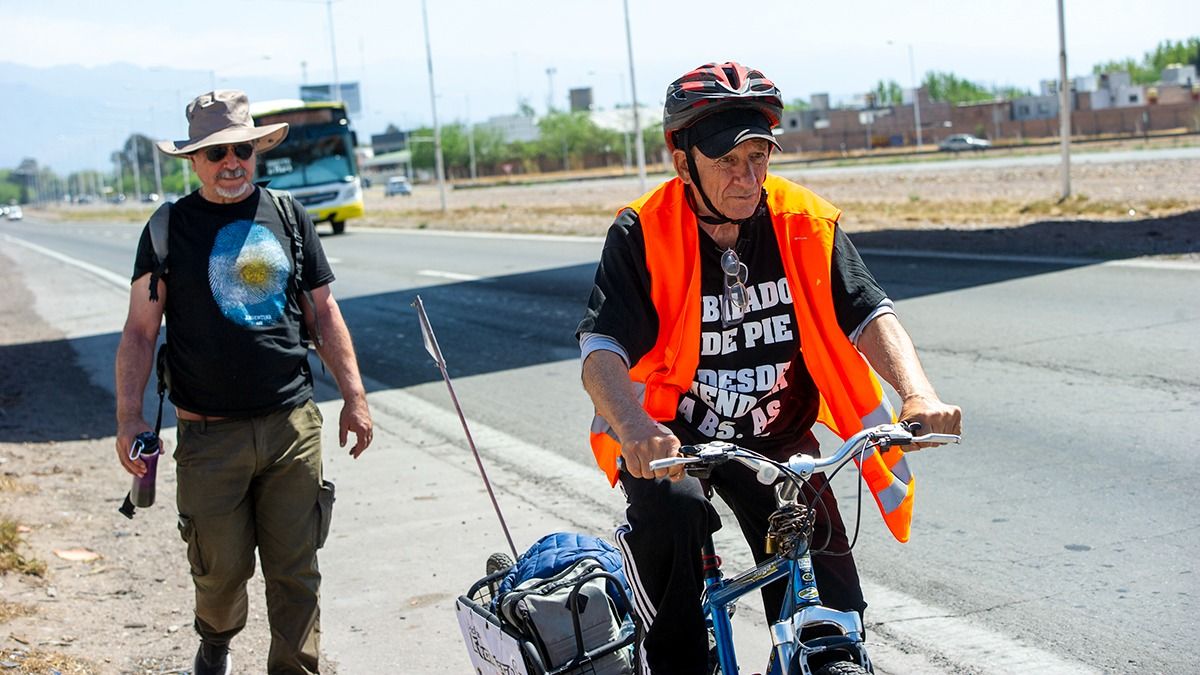 Juan Bautista García abre la marcha con sus 73 años y pedaleando su bicicleta. Un poco más atrás, Córdoba a pura caminata rumbo al Congreso.