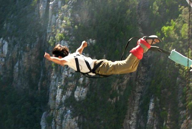 Dos jóvenes perdieron la vida mientras realizaban bungee jumping en Buenos Aires