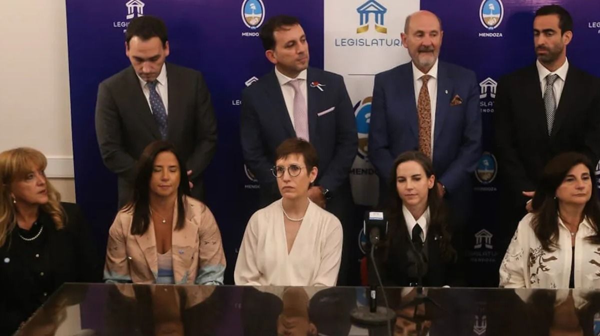 El gabinete de Alfredo Cornejo en la conferencia de prensa posterior al discurso del gobernador en la Legislatura.