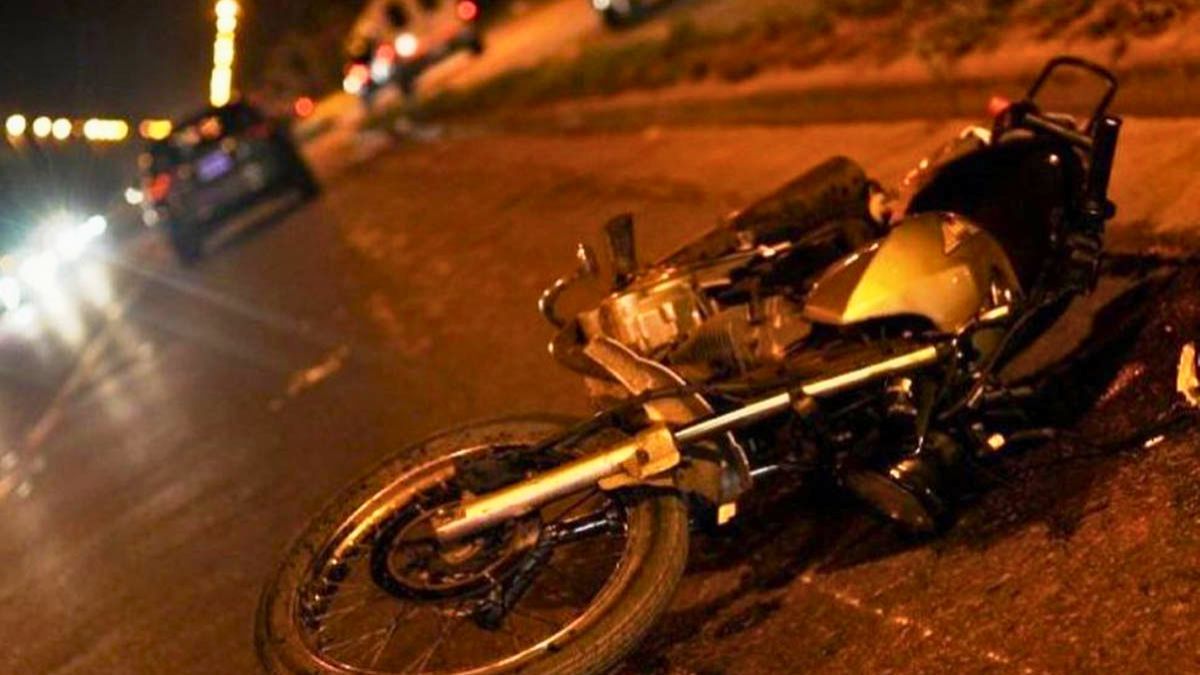 Los conductores circulaban en una moto 110 sin patente. (Imagen ilustrativa)