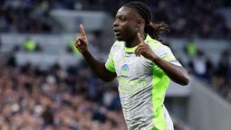 Jeremy Doku salvó al manchester City en su visita al Everton, donde pudo igualar el encuentro en tiempo de descuento.