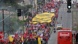 Muestras de apoyo a Lula frente a la cárcel de Curitiba al cumplir un año en prisión