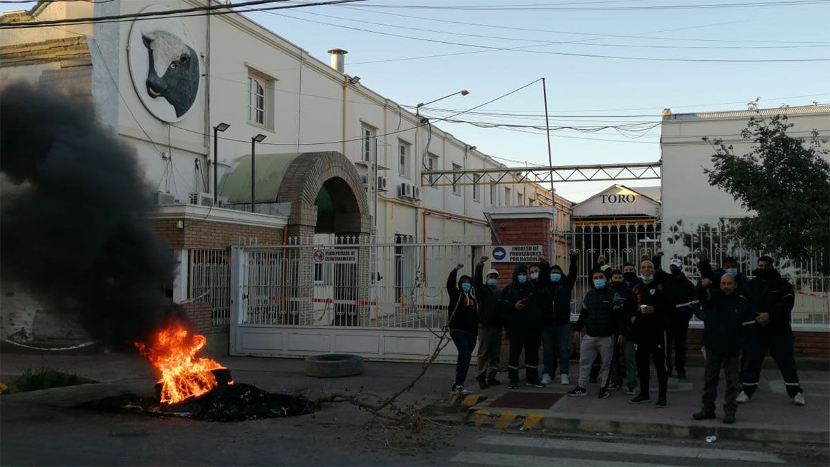 Por un reclamo salarial, trabajadores vitivinícolas bloquean el ingreso a las bodegas&nbsp;