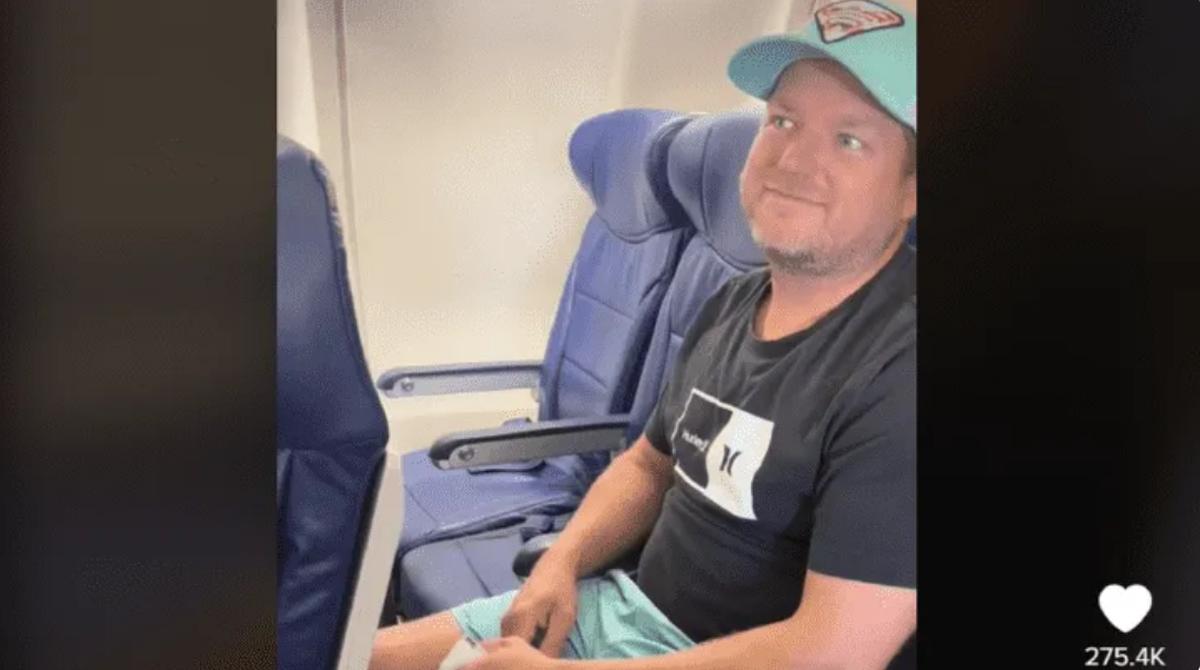 Para viaja solo. Reveló un truco para que nadie se siente al lado suyo en el avión.