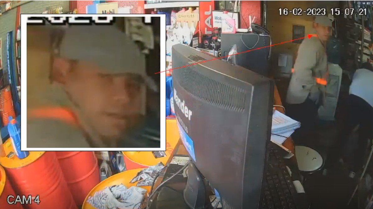 La banda ingresa a la parte trasera del lubricentro. En la imagen se puede ver, según la fiscal, el rostro de Polo Palacios.