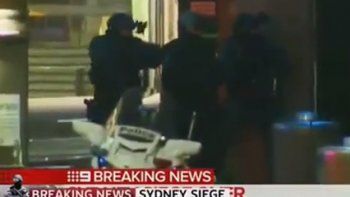Video: así fue el accionar del grupo comando que liberó a los rehenes en el café de Sidney, Australia