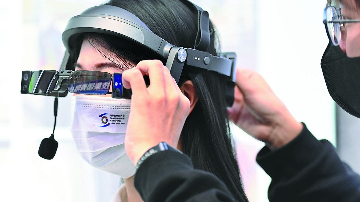 Una visitante prueba un par de gafas de realidad aumentada durante la Conferencia Mundial de Internet 2022 en Wuzhen