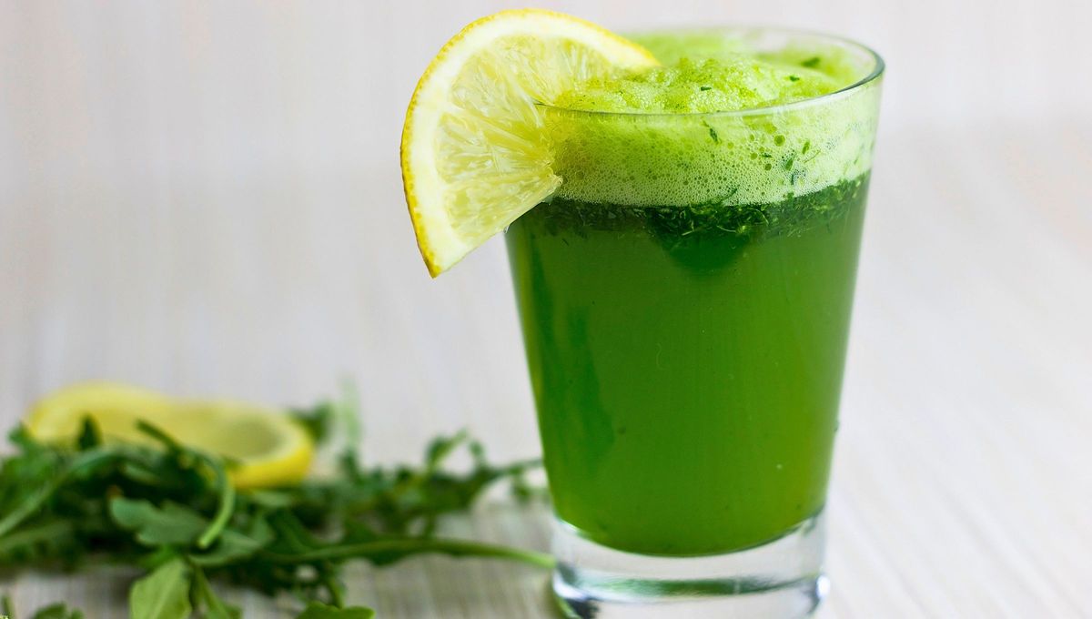 El licuado de manzana, espinaca y jengibre es una bebida que se convierte en oro por ser un aliado natural para depurar el organismo, renovar energías y equilibrar el cuerpo. El licuado de manzana, espinaca y jengibre es una bebida que se convierte en oro por ser un aliado natural para depurar el organismo, renovar energías y equilibrar el cuerpo.