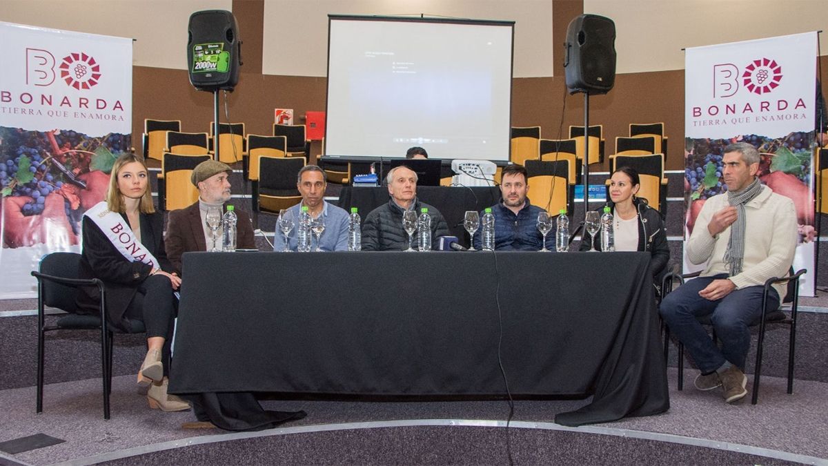 El anuncio de la Semana Nacional del Bonarda se realizó en una conferencia de prensa en el Templo Bonarda Argentino y contó con la presencia de funcionarios departamentales, provinciales y periodistas.