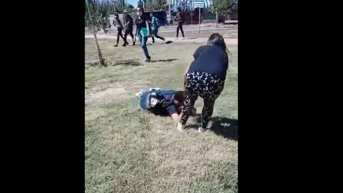 Feroz ensañamiento de una estudiante, que tras golpear en la cabeza a su compañera, con puñetazos y puntapiés, la arrastra del pelo por el piso en una plazoleta de Lavalle.