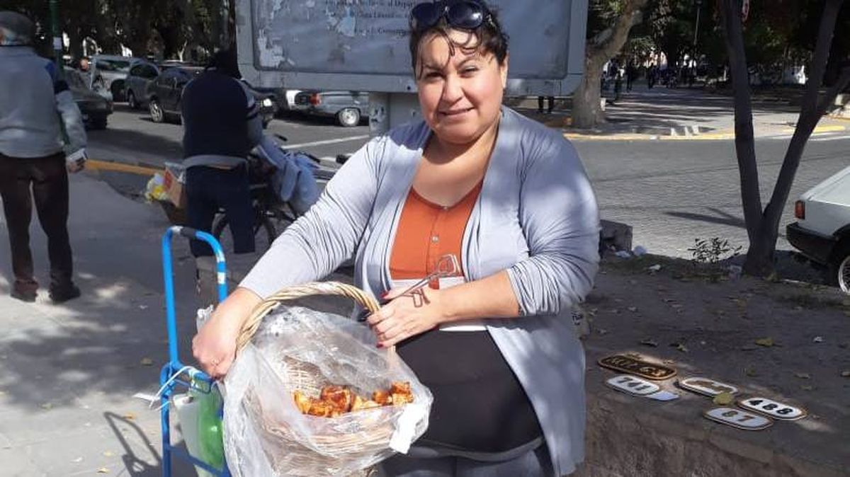 Las épocas en que vendía pastelitos para poder costear el profesorado en el Instituto Tomás Godoy Cruz. Las épocas en que vendía pastelitos para poder costear el profesorado en el Instituto Tomás Godoy Cruz.