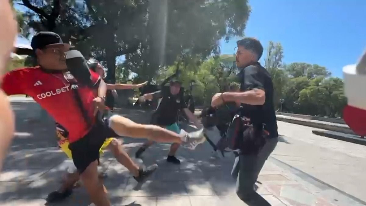 El momento en el que un equipo de Canal 7 es agredido por un grupo de chilenos en Plaza Independencia.