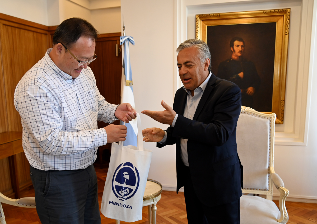 Un Cornejo agradecido le obsequia un presente al ejecutivo chino, que detalló el plan de inversión de hasta U$S5 millones en Mendoza Un Cornejo agradecido le obsequia un presente al ejecutivo chino, que detalló el plan de inversión de hasta U$S5 millones en Mendoza