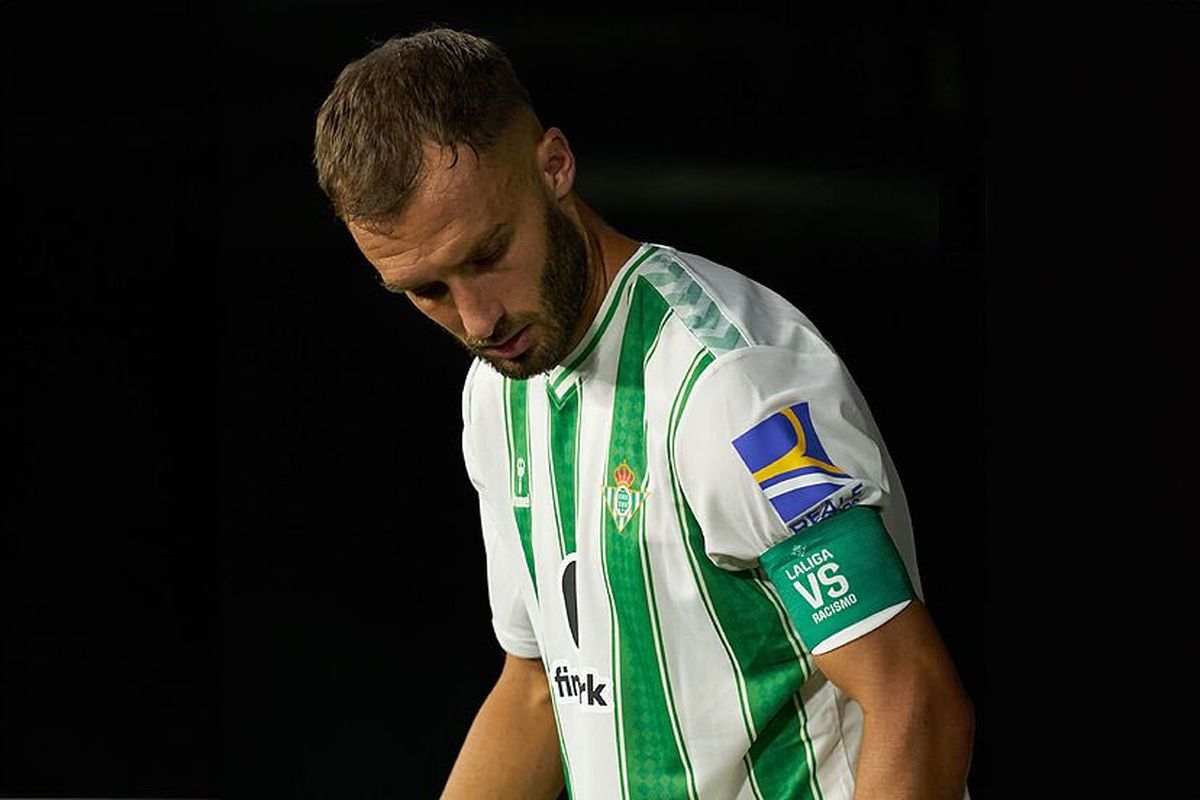 Pezzella sufrió una lesión con el Betis. Pezzella sufrió una lesión con el Betis.