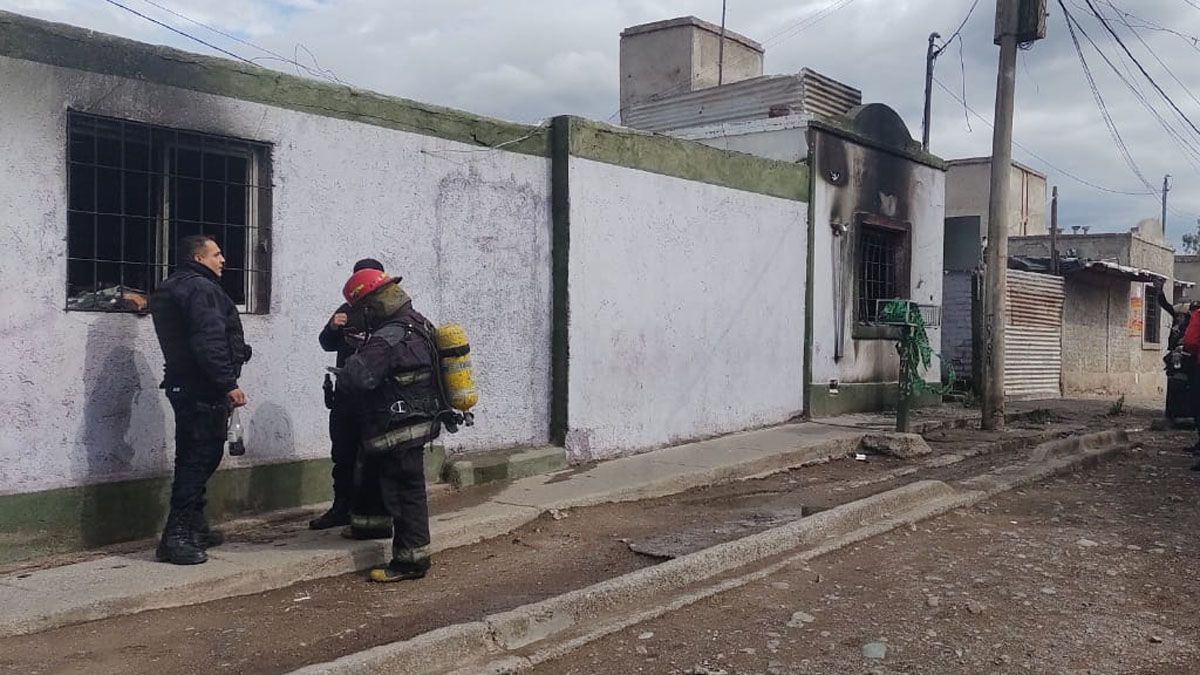 Un policía recuperó una de las bombas molotov que arrojaron hacia una casa del barrio Campo Pappa, en Godoy Cruz.