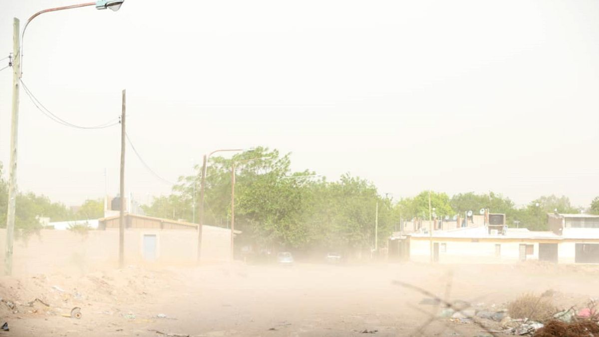 El cielo lució de color gris después de las ráfagas de viento que se sintieron en horas de la tarde en el Gran Mendoza.
