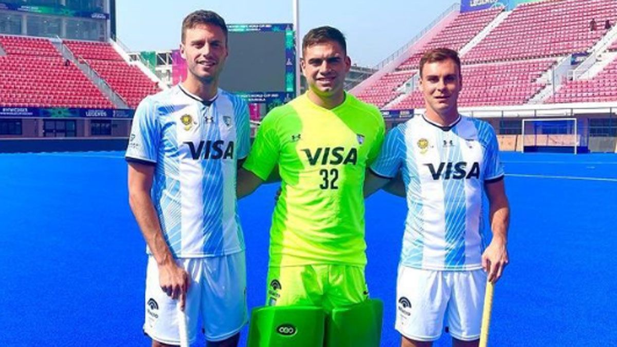 Emiliano Bosso (al medio) es uno de Los Leones en el Mundial de Hockey 2023