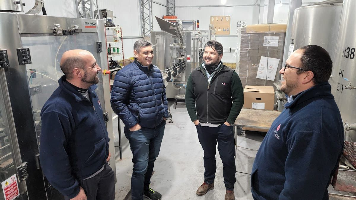 Una escena cotidiana. De izquierda a derecha: Jorge Ciravegna, Jefe Operativo de la bodega, junto a los socios Marcelo Ricciardi y Osvaldo Giampietri. A la derecha, otra pieza fundamental: Hernán Calderone.