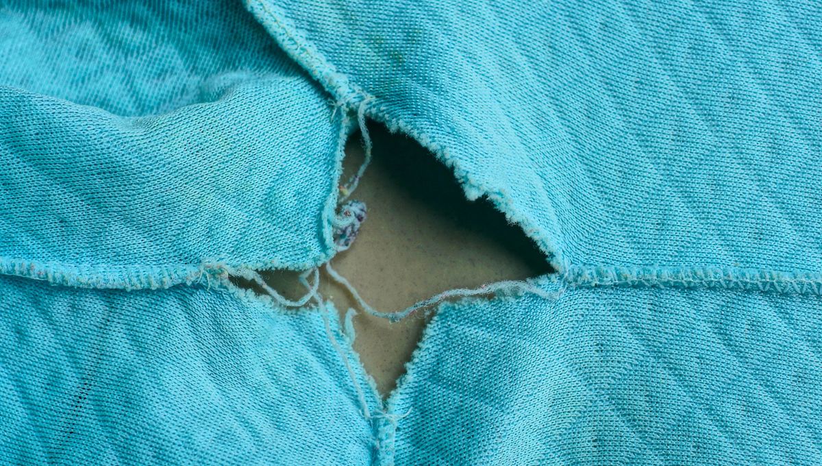 Con un truco de costura se puede recuperar un pantalón roto. Con un truco de costura se puede recuperar un pantalón roto.