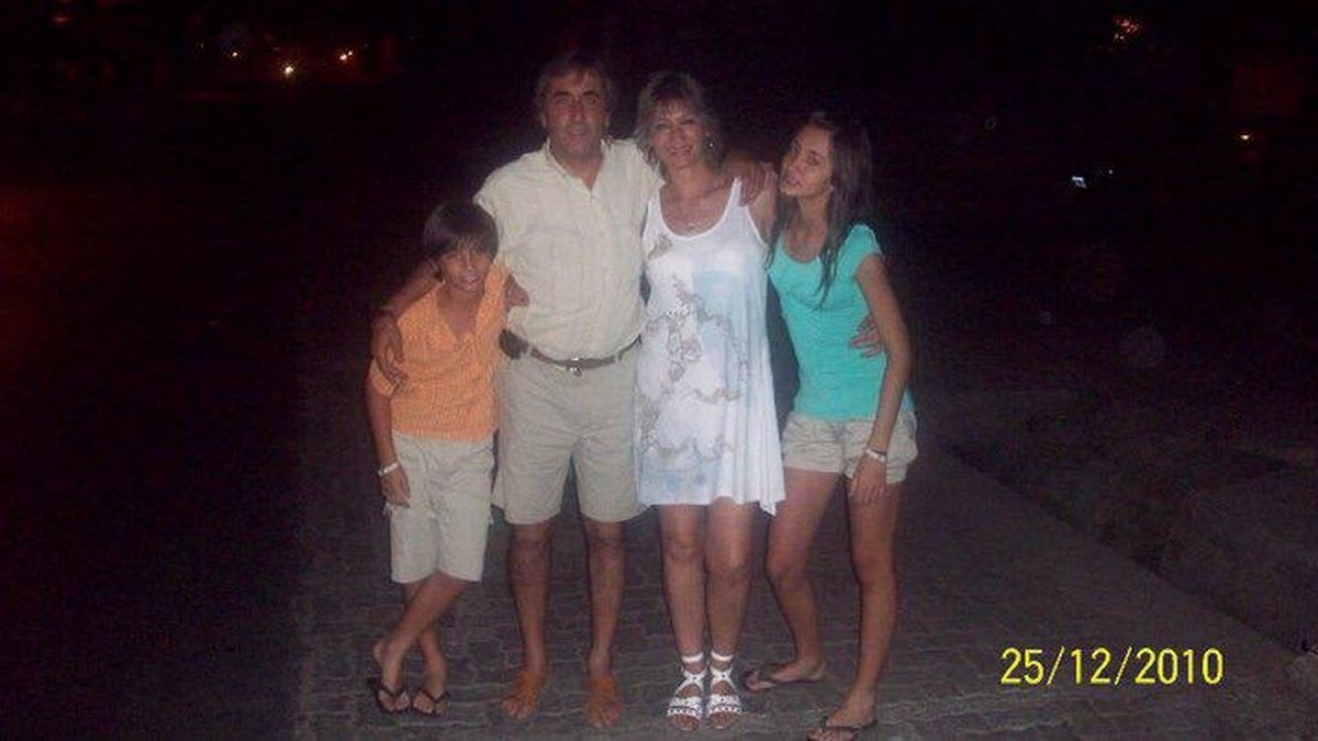 La familia Bullaude: Ezequiel, Eduardo, Mónica y Barbie.