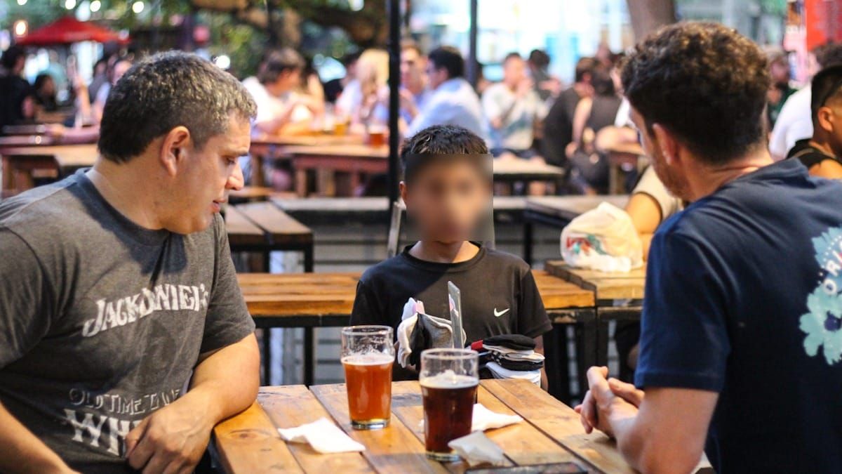 &nbsp;Pibes de entre 7 y 13 años son regenteados por parientes mayores para que ejerzan la mendicidad -a veces con violencia- en los polos gastronómicos de esta Ciudad.