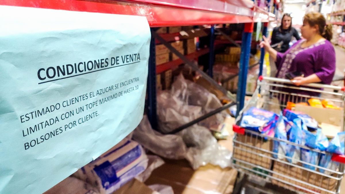 En Oscar David se observan carteles con límites de compras en algunos productos. Los chilenos viene en masa a comprar a este mayorista.