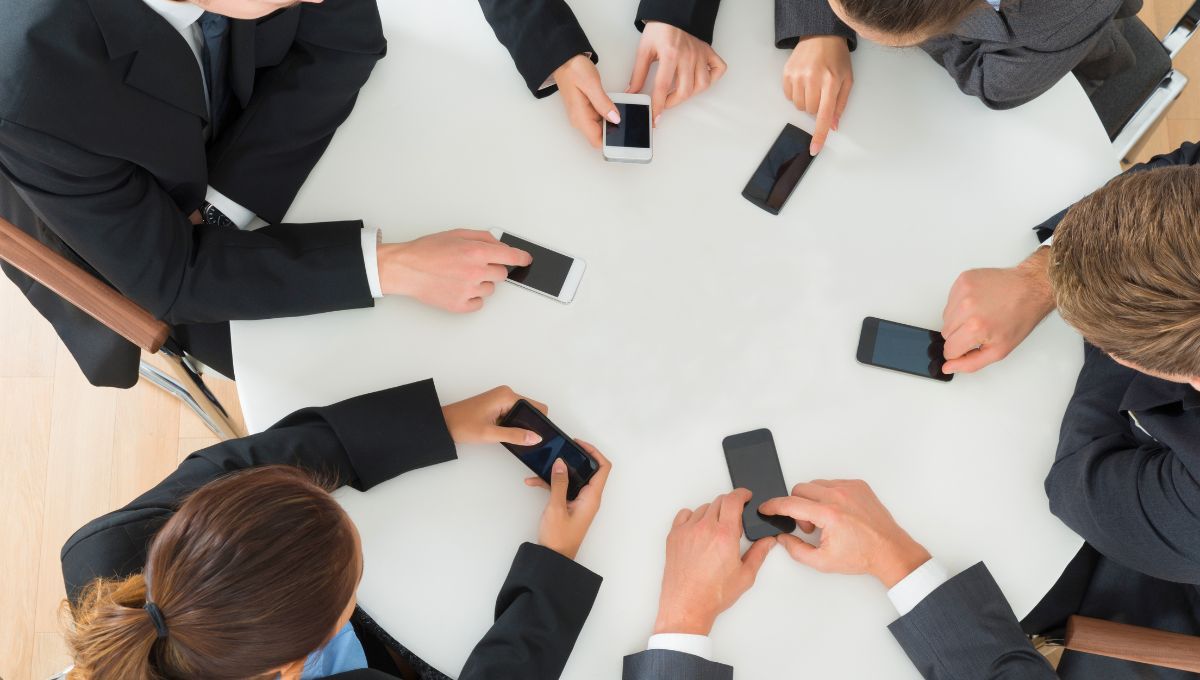 El lenguaje corporal es un tipo de comunicación no verbal que se expresa a través de gestos, posturas y movimientos corporales y faciales. El lenguaje corporal es un tipo de comunicación no verbal que se expresa a través de gestos, posturas y movimientos corporales y faciales. 