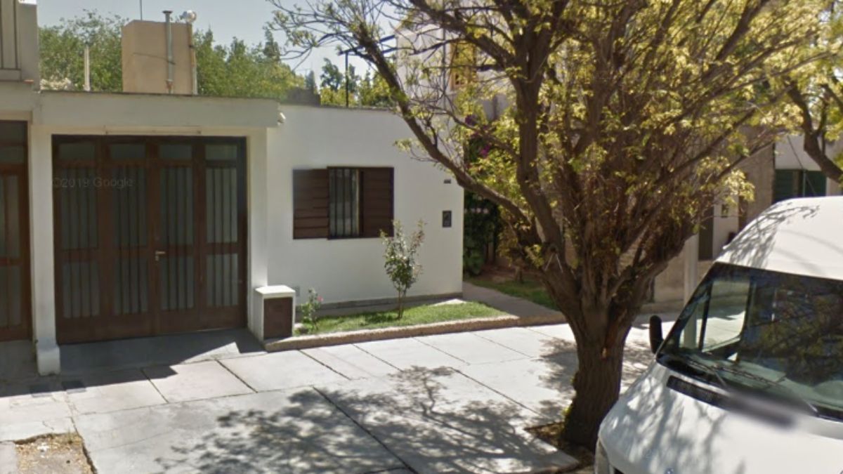 Inseguridad en Mendoza. Esta fue la casa del barrio Cadore que sufrió el escruche, donde se alzaron con un cuantioso botín en pesos y dólares.