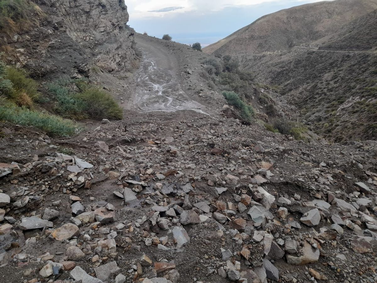 Los escombros que cayeron en la ruta de Villavicencio a Uspallata interrumpieron el tránsito. Los escombros que cayeron en la ruta de Villavicencio a Uspallata interrumpieron el tránsito.