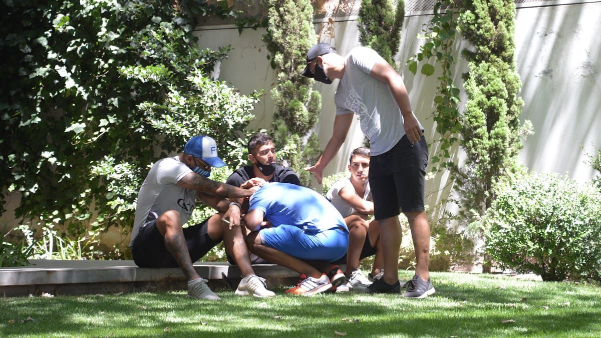 Tristeza y dolor. Santiago García fue hallado en su domicilio de la calle Yrigoyen de Godoy Cruz. (Fotos Martín Pravata).