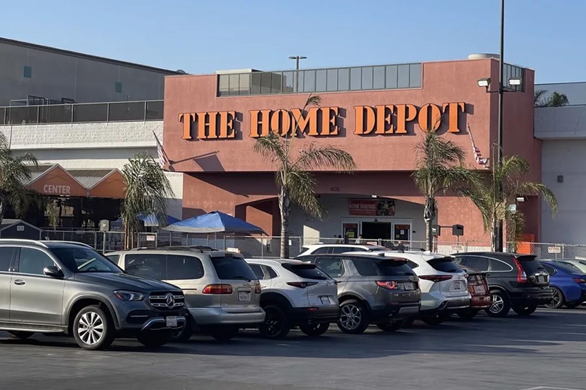 Fachada de la tienda y el estacionamiento de Home Depot del vecindario Westlake, en el centro de Los Ángeles (Archivo). Crédito: EFE/Ana Milena Varón.