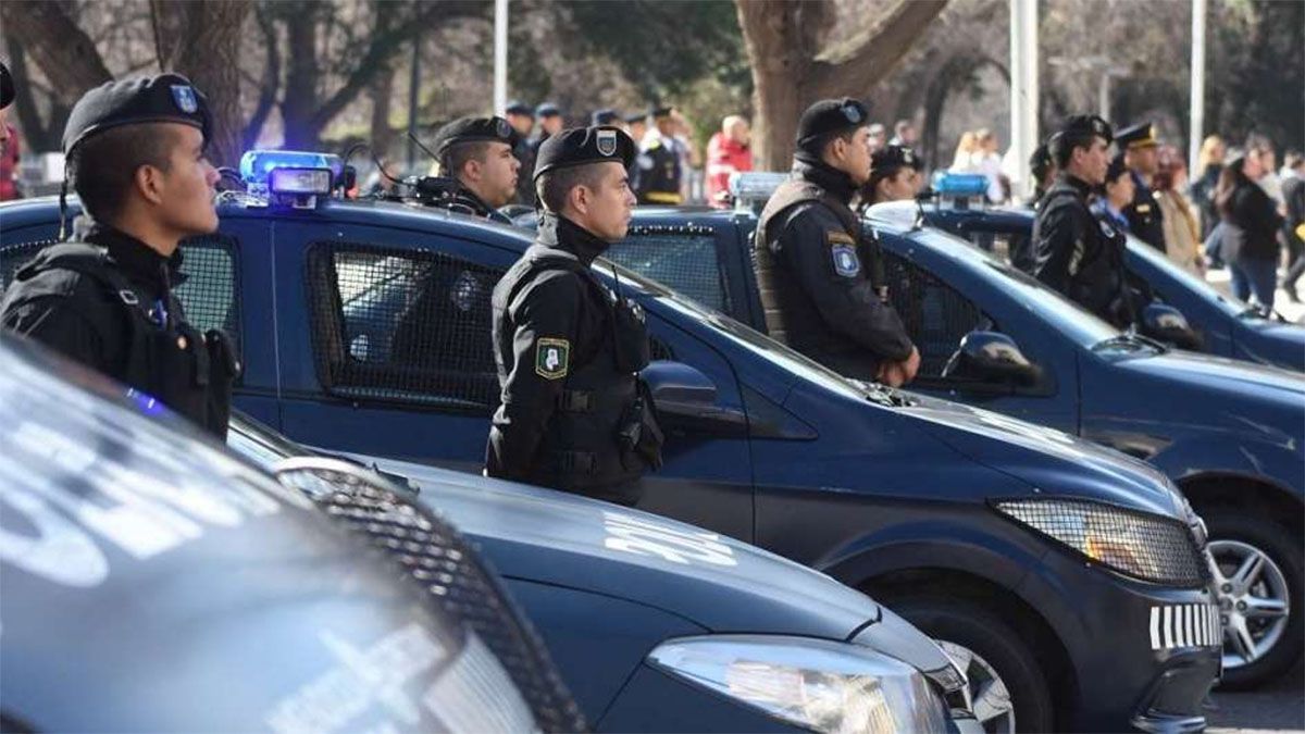 Las esposas de los policías de Mendoza presentaron un petitorio que incluye aumento salarial