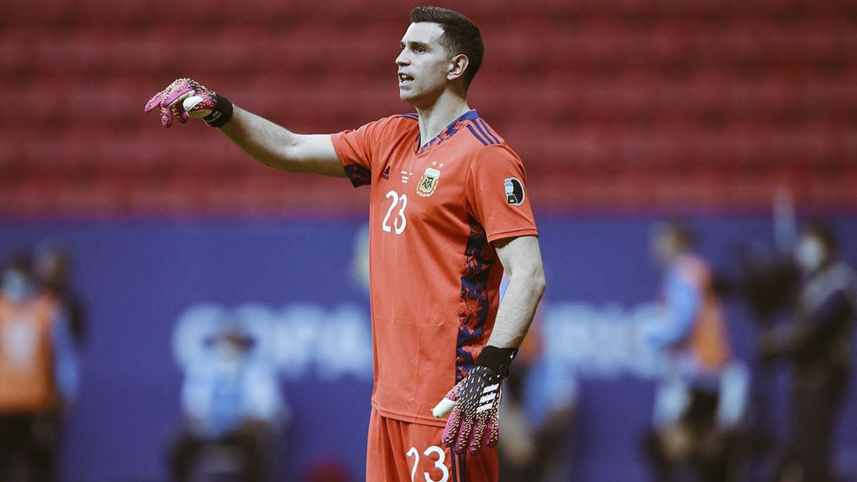 Dibu Martínez, uno de los que está en duda para las Eliminatorias