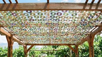 Si tenés CDs o DVDs viejos, tenés un tesoro: cómo hacer una sombrilla para dar media sombra en tu jardín