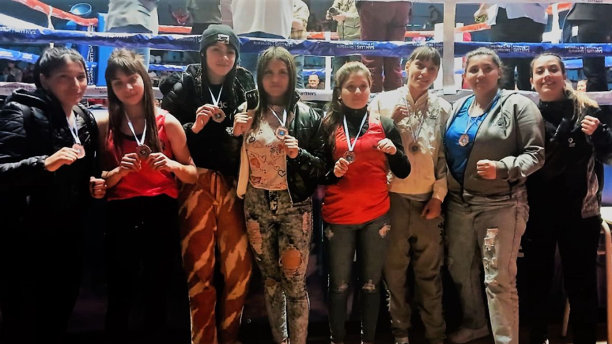 Las chicas del equipo de la Federación Mendocina de Box luciendo sus medallas del torneo Nacional Femenino de la FAB, realizado en Villa Mercedes. Las chicas del equipo de la Federación Mendocina de Box luciendo sus medallas del torneo Nacional Femenino de la FAB, realizado en Villa Mercedes.