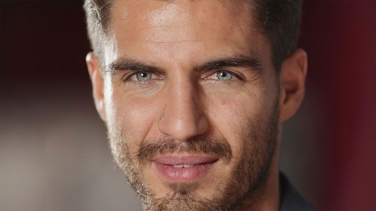 El actor Maxi Iglesias interpreta a Víctor Andradas en la serie de Netflix.