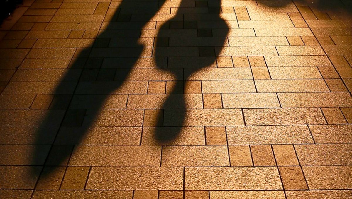 Un hombre camina bajo un farol y su sombra desaparece de repente: ¿Cómo pudo pasar si él seguía ahí?