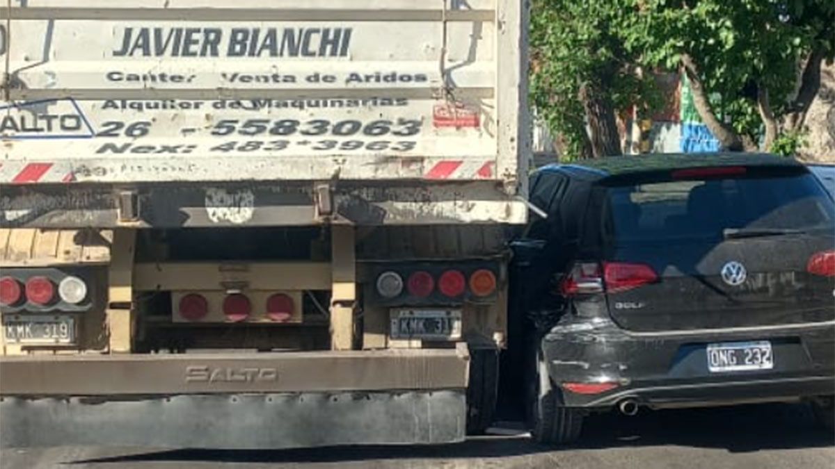 El camión chocó a 8 vehículos hasta que pudo detener su marcha.