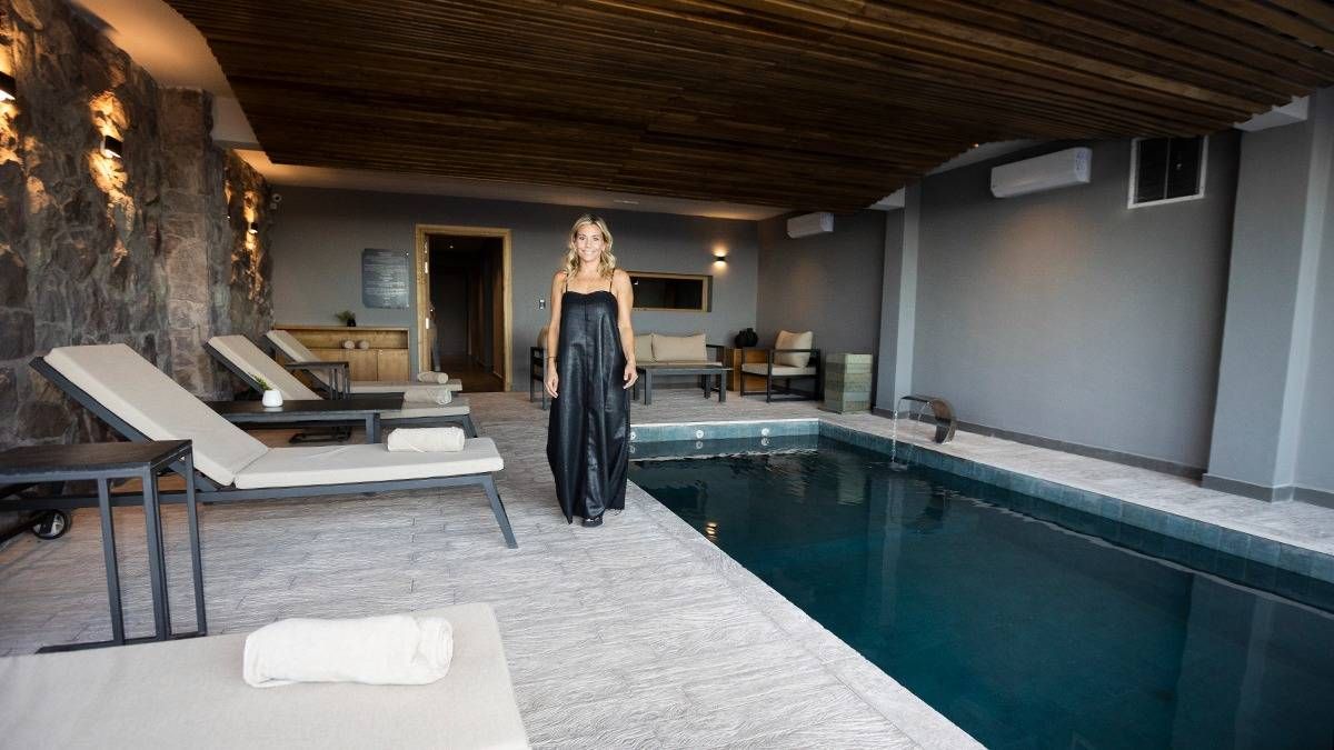 Una de las cuatro piscinas climatizadas que ofrece el lugar para los huéspedes. Un equilibrio entre modernidad, tradición y naturaleza. Una de las cuatro piscinas climatizadas que ofrece el lugar para los huéspedes. Un equilibrio entre modernidad, tradición y naturaleza.