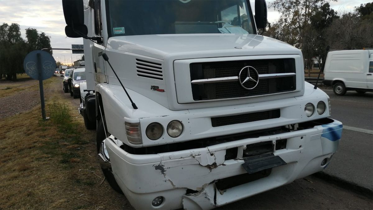 Un camión no llegó a frentar a tiempo y embistió a los autos que habían chocado.