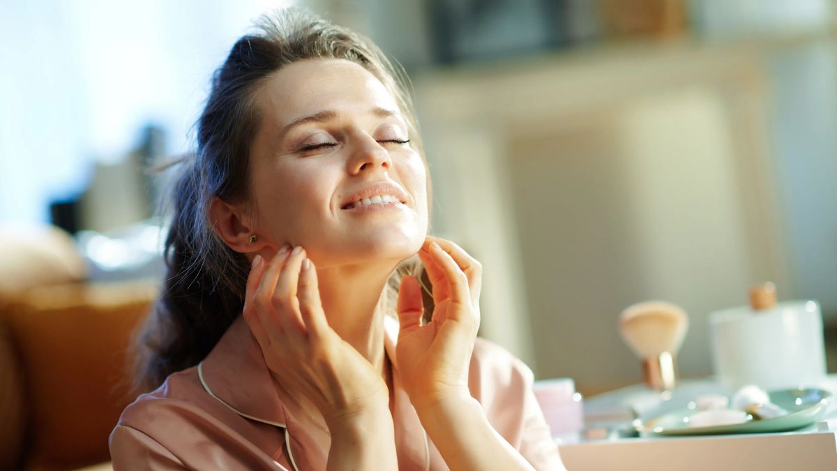 Trucos. Masajear los músculos maseteros puede ayudar a reducir la tensión en la mandíbula y evitar el bruxismo. Trucos. Masajear los músculos maseteros puede ayudar a reducir la tensión en la mandíbula y evitar el bruxismo.